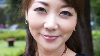 ETQT-061 38-year-old wife with slim healthy legs Thumbnail