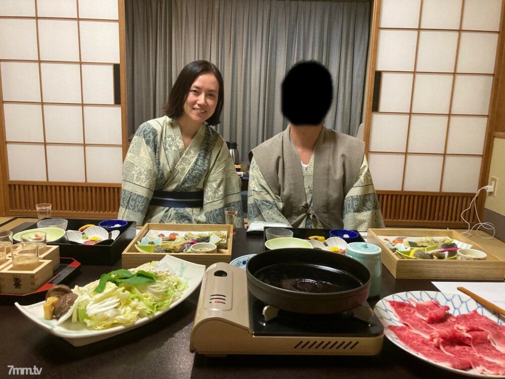 FC2-PPV-1593766 [Married Woman] Chiho On a hot spring trip, she doesn’t even have a futon laid out, but she gets creampied right away, and an old man cums in her mouth while cleaning.