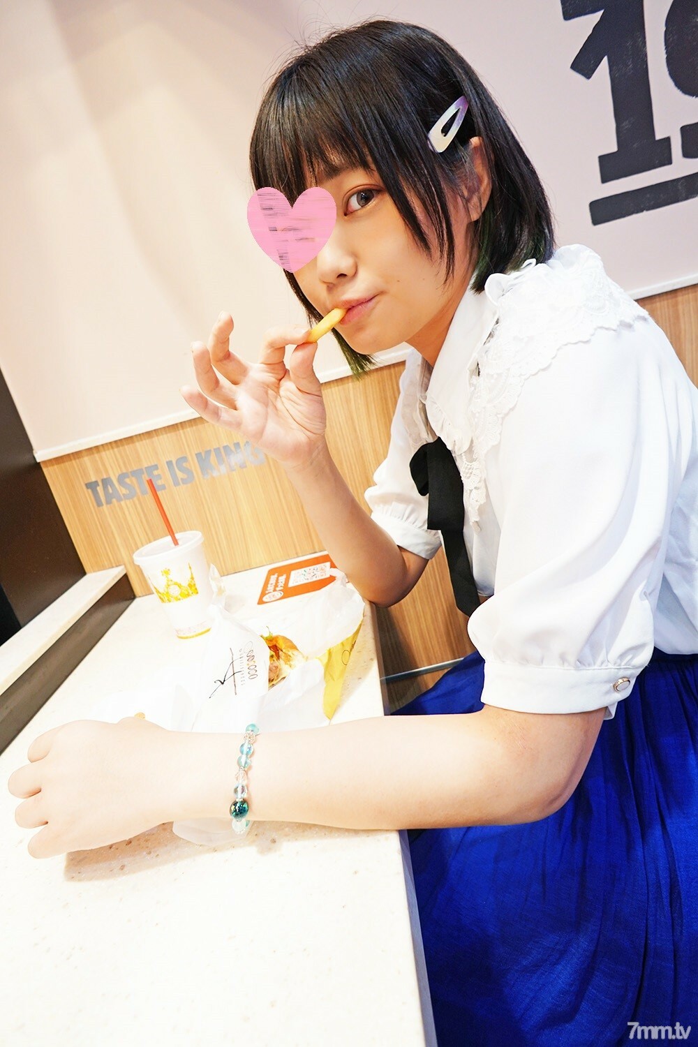 FC2-PPV-3067368 [Uncensored] [Unauthorized outflow] "Ah… I'm out ♡" A student part-time job at a popular Western restaurant is  for the first time! Love juice overflowing from a naive dick with little experience of sex. A woman who