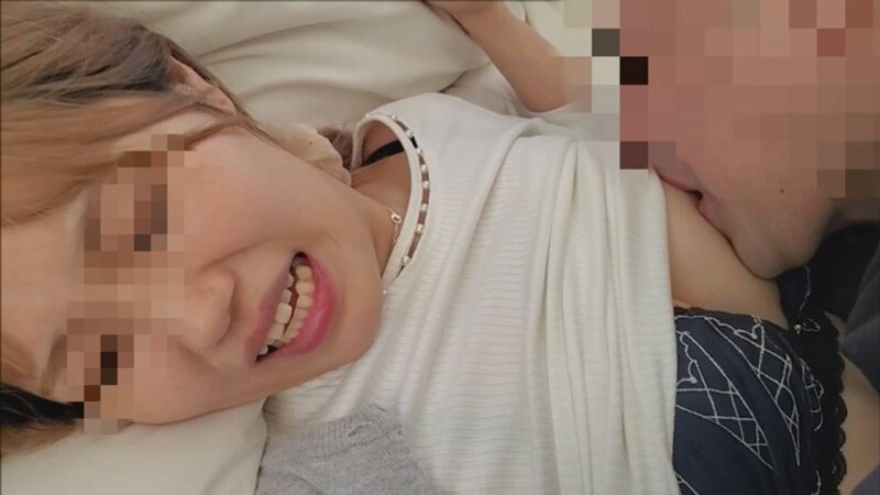 FC2-PPV-4647280 She borrows the money without her husband's knowledge, but is unable to repay it, so he takes her to his room, gropes her body, a