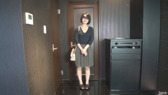 FC2-PPV-902839 [Half price 500 yen] An active SDF married woman calls her husband while inserting in nurse clothes + vaginal cum shot "I'm going to have a standing blowjob today" Air guitar + Air drum + Funny face [Personal shooting] With Z