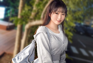 SIRO-5719 A Precocious Girl Who Likes Older Men. She Gets Turned On Being Surrounded By Middle-aged Men In A Porn Theater. She Orgasms If You Touch Her Pussy, She Orgasms If She Moves Her Hips—her Whole Body Is An Erogenous Zone! [Debut Shoot] Applied Onl Thumbnail