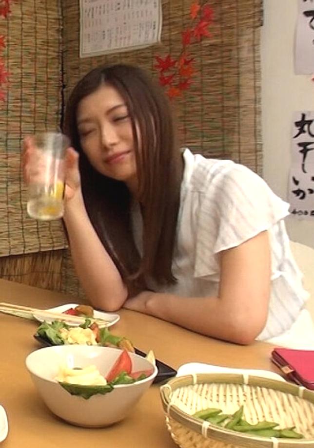 H_1724P009G00008 I let a senior woman who missed the last train stay at my house…I want to do it with an older woman like her!? I kissed her passionately and licked her whole body…