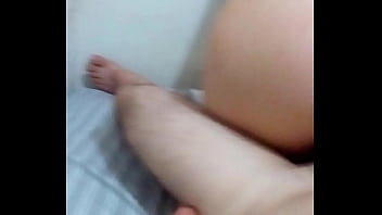 Branquinha Bunduda Se Exibindo Sentando Na Vara Com Fio Dental Vermelho