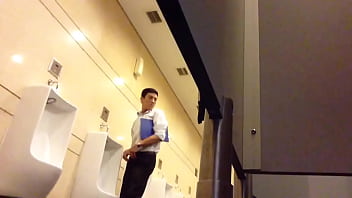Anh Văn Phòng Sục Cu Trong Toilet Vincom - van, public, spy, gay, toilet, anh, cu, suc, quay, len, phong - Video 5970032