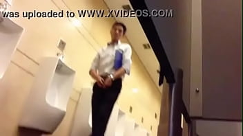 Anh Văn Phòng Sục Cu Trong Toilet Vincom