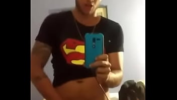 Batendo Uma Em Frente Ao Espelho