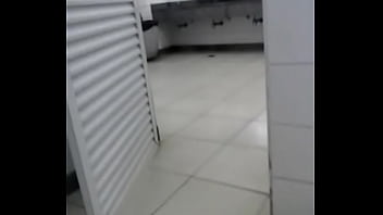 Gay Se De No Cross Calcinha Posto Exibindo Gasolina