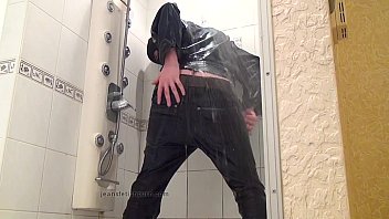 Der Master In Blue Jeans Wascht Sich Im Bad