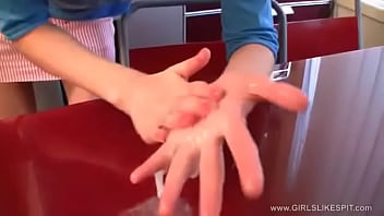 Girlslikespit - Malikas Huge Paddle Of Spit - Extreme!