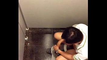 Suc Cu Trong Toilet Vincom P2