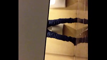 Suc Cu Trong Toilet Vincom 3