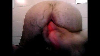 Die Arschfotze Wird Mit Einem Dildo Bearbeitet