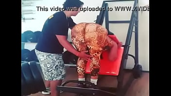 Gostosa Piscando O Cuzinho Na Academia