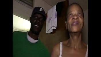 Granny Velha Com O Peito Amputado Dando Buceta Pra Negão