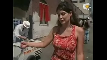 Tirando A Roupa Na Rua