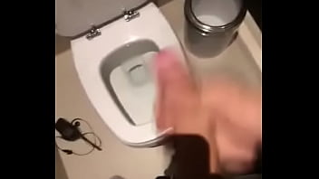 Punheta No Banheiro - gay, punheta, banheiro - Video 5797526