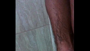 Batendo Punheta No Banho E Roçando No Pau