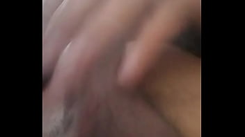 Se La Hace Mientras Mira Vídeos.com