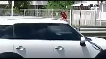 Femme Nue Sur Le Bor De La Route En Gwada