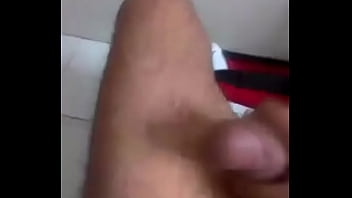 Cubano Rico Sacandose Su Lechita En El Baño