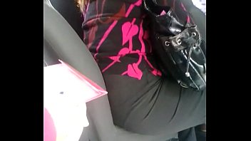 Madura Con Media Nalga En El Bus