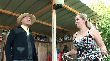 Jolie Petite Cochonne Aux Gros Seins Et Au Gros Cul Prise Dans Un Trio Avec Papy