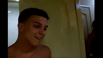 Garoto Dotado Se Exibe Para As Amigas Da Irmã