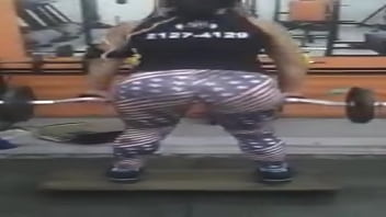 Gostosa Fazendo Um Agachamento Sensacional