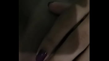 Novinha Mostrando A Buceta Meladinha