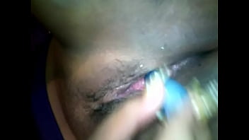 Se Masturba Con Un Perfume 1