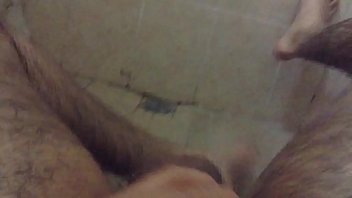 Jerking Off In The Shower / Pajandome En La Ducha