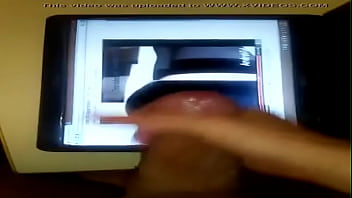 Tributo A Esposa Con Minifalda Y Medias