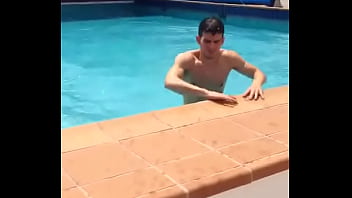 Safadinho Sai Da Piscina Excitado - Gayrotos -