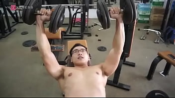 Bài tập ngực giúp anh béo lột xác thành chàng trai thể h_i