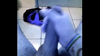 Punhetando No Banheiro - gay, macho, gostoso, rola, safado, dotado - Video 5605267
