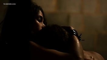 Freida-pinto--f.-trauma-2