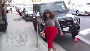 (video) Kim Kardashian B Tt Too Big For Her Tight Skirt Can_t Get Out Of Her C