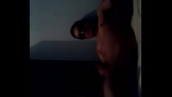 Latino Arrecho Haciéndose Una Paja