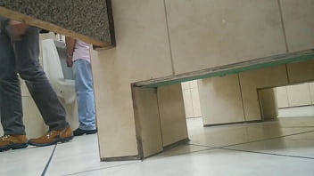 Espiando En El Ba_o Comercial