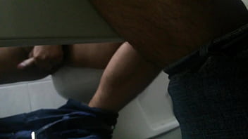 Se Pajea En El Baño