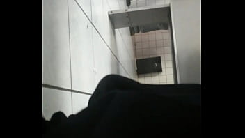 Frente Al Espejo Del Baño Publico