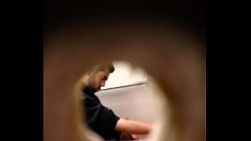 Punheta Escondida No Banheiro