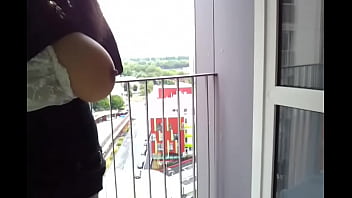 Exhibe Sur Mon Balcon