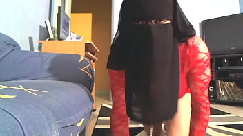 Chienne Voilée En Laisse