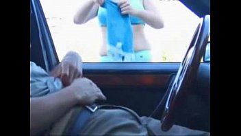 Frentista Foi Lavar O Para-brisa E Acabou Fazendo Servico Completo