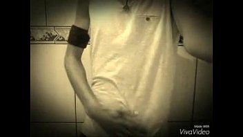 Lipy 2-) Com Sua Mega Rola Brincando No Banheiro