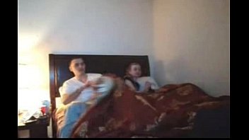 Marido Corno Dividindo Sua Esposa Com Seu Amigo Negro