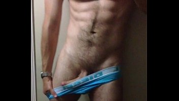 Alisando A Rola Na Frente Do Espelho