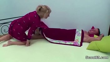 Mutter Weckt Stief-sohn Auf Und Wird In Den Arsch